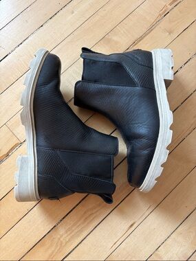 Sorel size 9 Black Chelsea Ankle Boots with Contrasting White Sole